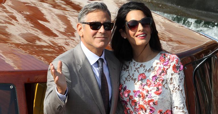 Casados, George Clooney e Amal Alamuddin deixam o hotel em Veneza
