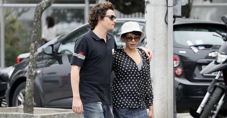 Sumidos, Felipe Dylon e Aparecida Petrowky curtem passeio romântico no Rio