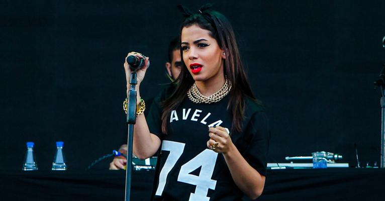 Anitta usa look sensual e deixa as pernas à mostra em show em São Paulo