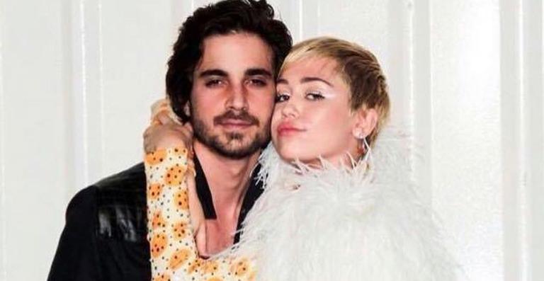 Fiuk ensina inglês para fã que criticou sua foto com Miley Cyrus