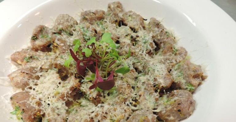 Dia do Nhoque: veja uma receita do prato com azeitonas pretas e folhas de sálvia