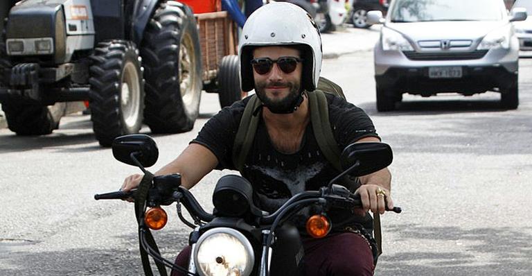 Bruno Gagliasso chega de moto em gravação de Dupla Identidade