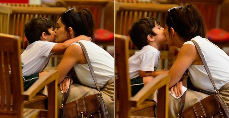 Juliana Paes ganha o carinho do filho Pedro em dia de passeio