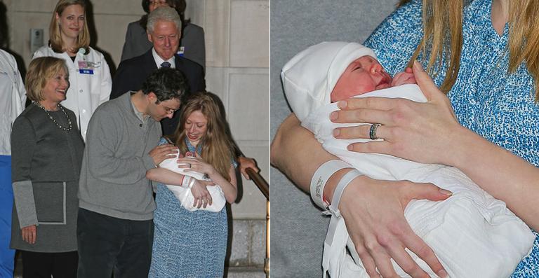 Família Clinton deixa a maternidade com a pequena Charlotte nos braços