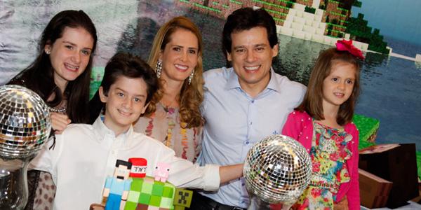 Celso Portiolli comemora o aniversário dos filhos Luana e Pedro