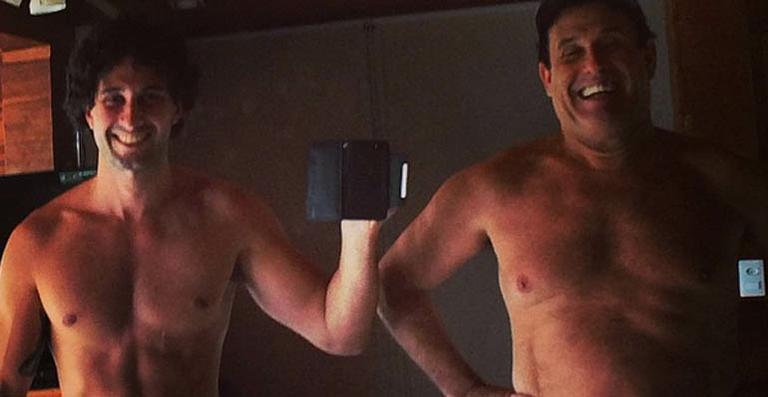 Sérgio Mallandro compara barriga com a do filho, que recebe elogios