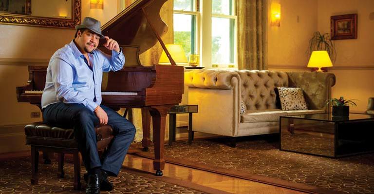 Tiago Abravanel comemora nova fase e carreira musical no Castelo de CARAS