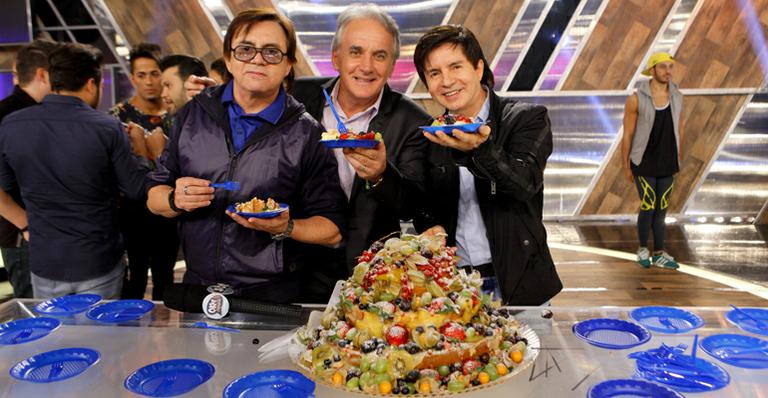 Xororó ganha festa surpresa nos bastidores do SBT