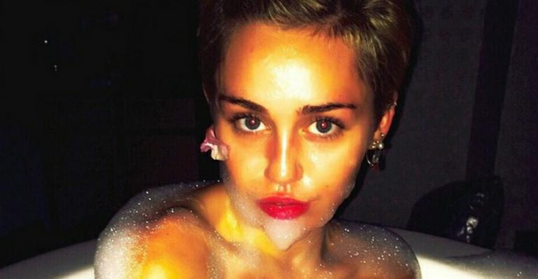 Miley Cyrus faz graça e posa nua em banheira cheia de espuma