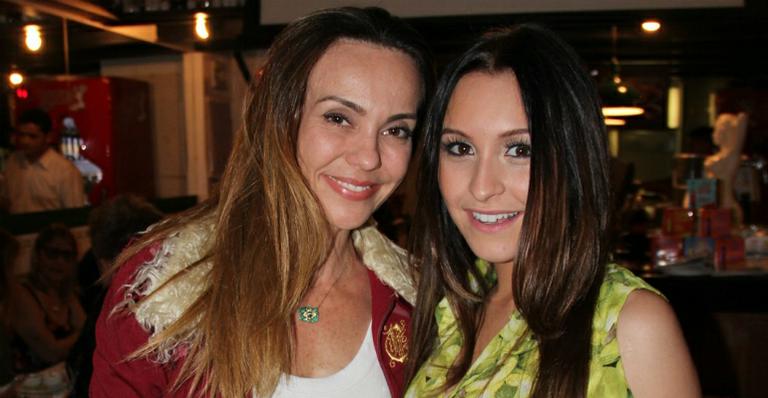 Carla Diaz e Flavia Monteiro assistem juntas a primeiro capítulo de ‘Plano Alto’