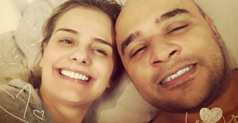 Milene Domingues posa na cama com o namorado, Rubens Lopes
