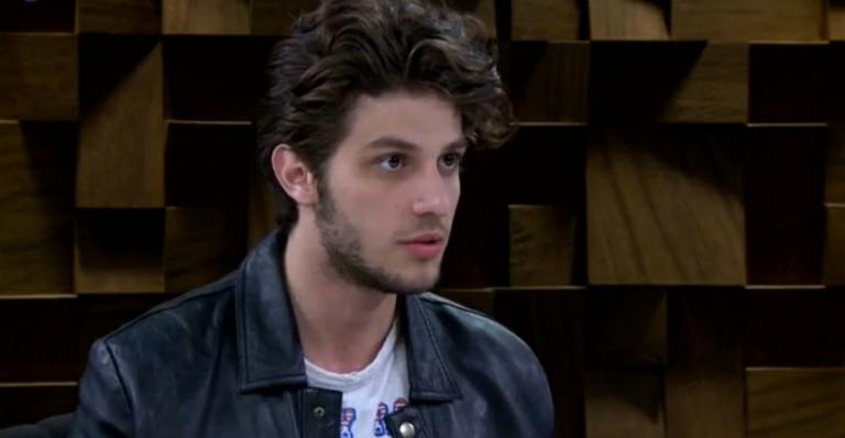“Ela é linda”, diz Chay Suede sobre a namorada, Laura Neiva