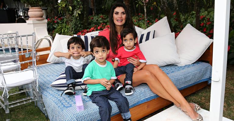 Isabella Fiorentino recebe o carinho dos trigêmeos em evento fashion