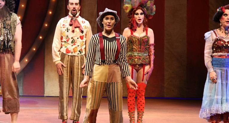 Lívian Aragão brilha ao lado do pai em musical ‘Os Saltimbancos’