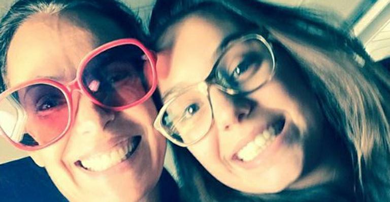 Parecidas? Carolina Ferraz publica foto com a filha, Valentina
