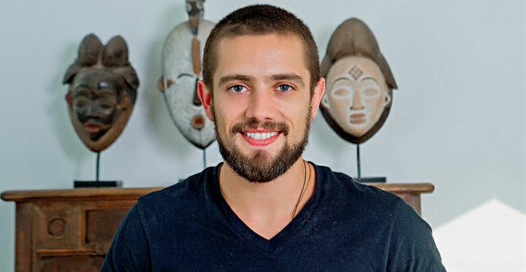 Rafael Cardoso faz tatuagem de tigre em sua perna
