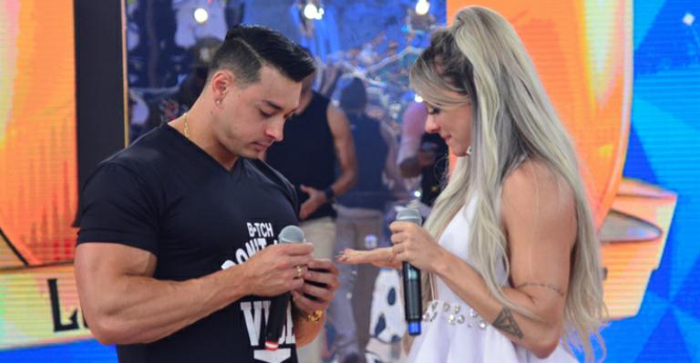 Juju Salimeni é pedida em casamento no palco do ‘Legendários’