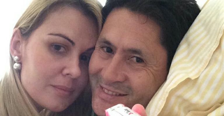 Após AVC, Gian posa no hospital com a mulher: “Estou fora de perigo”