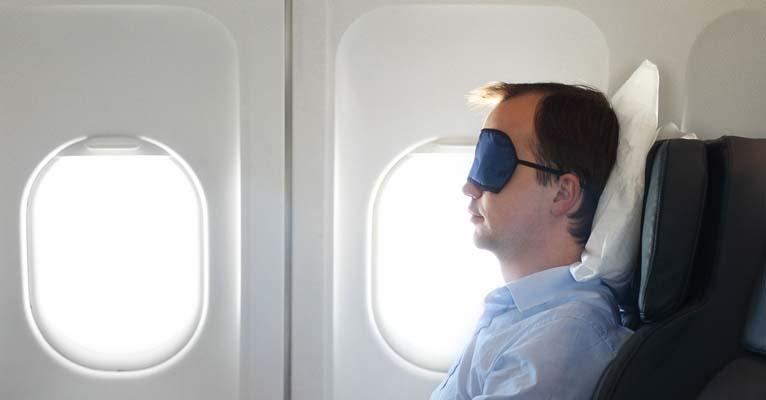 Veja 5 dicas para conseguir dormir tranquilo no avião e no ônibus