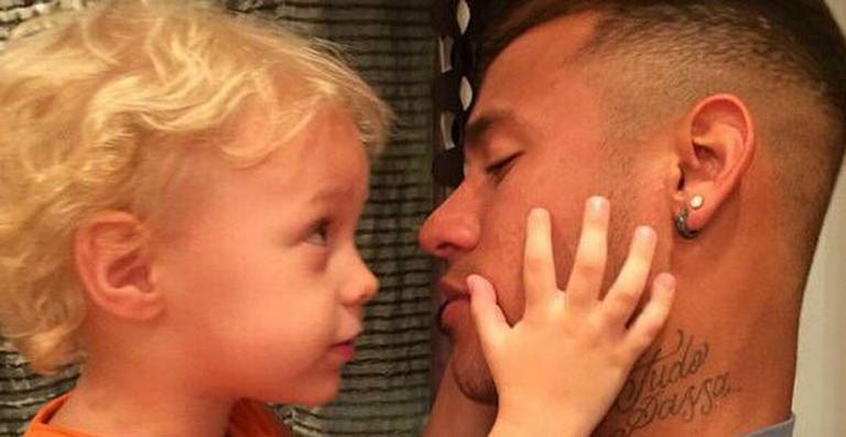 Neymar e o filho, Davi Lucca, cantam nas redes sociais