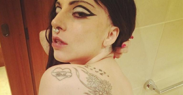 De calcinha fio dental, Lady Gaga faz tatuagem nas costas