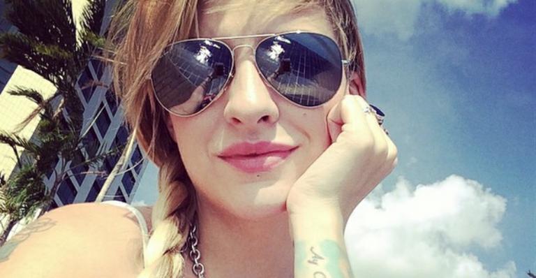 Clara Aguilar mostra foto tomando banho e com a maquiagem borrada
