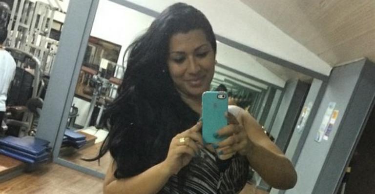Grávida, Ellen Cardoso mostra barriguinha saliente em dia de malhação