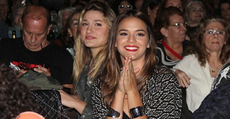 Sasha e Bruna Marquezine curtem show de Tiago Abravanel