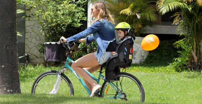 Letícia Birkheuer curte passeio com o filho no Rio