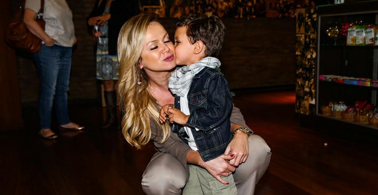 Eliana ganha beijos do filho em dia no teatro