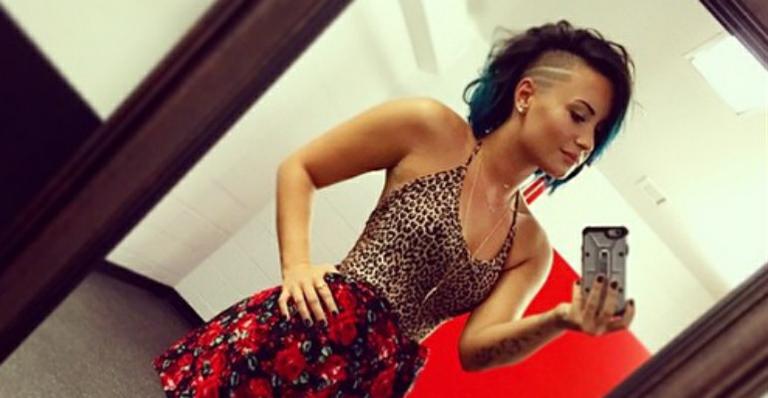 Demi Lovato exibe novo visual com cabelo mais curto e mecha azul