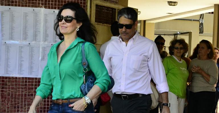 Fátima Bernardes e William Bonner esqueceram o celular com o mesário nas eleições