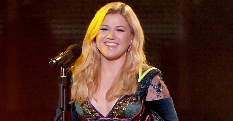 Kelly Clarkson mostra o rostinho da filha em dia de gravação