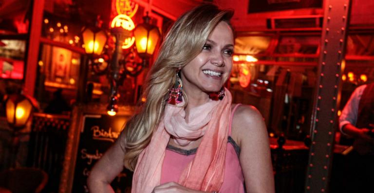 Com look rosa, Eliana curte noite com as amigas em São Paulo