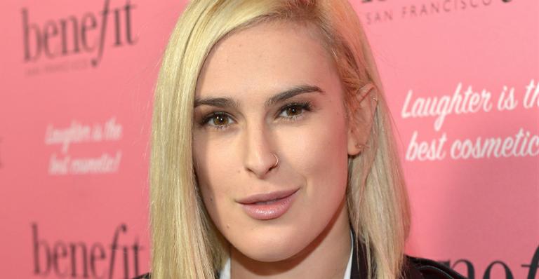 Rumer Willis, filha de Bruce Willis e Demi Moore, faz selfie nua no banheiro