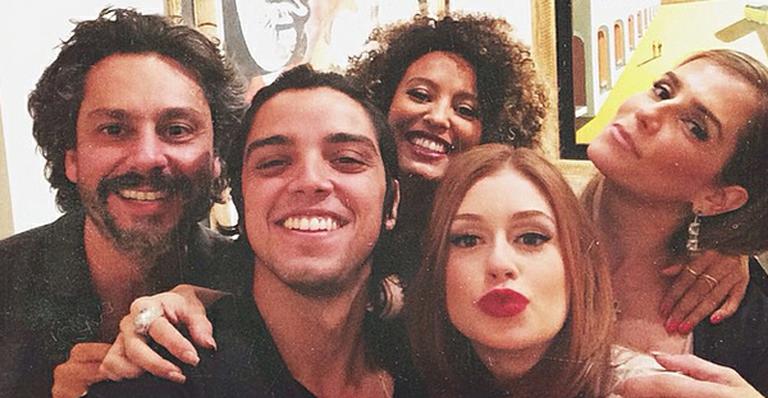 Marina Ruy Barbosa e Alexandre Nero se reúnem em festa no Rio