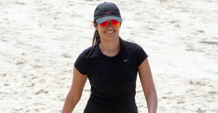 Patrícia Poeta se exercita na praia do Leblon, no Rio