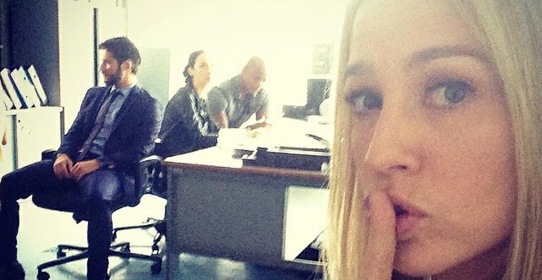 Luana Piovani mostra foto com Bruno Gagliasso nos bastidores de ‘Dupla Identidade’