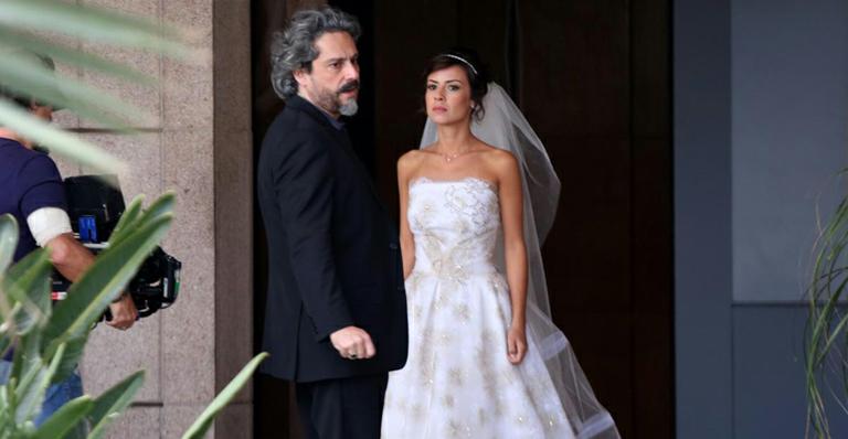 ‘Império’: vestida de noiva, Andreia Horta grava com Alexandre Nero em Ipanema