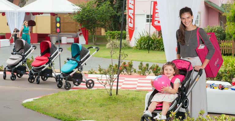 Carol Francischini e Adriane Galisteu levam filhos para se divertir no One Day Kids