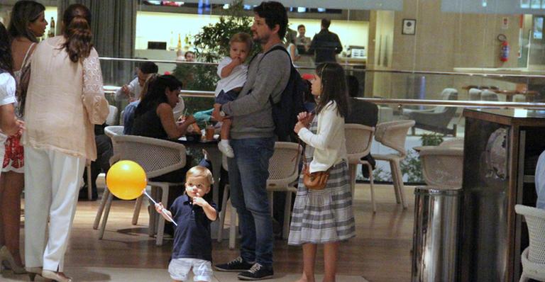 Marcelo Serrado curte a tarde com os três filhos