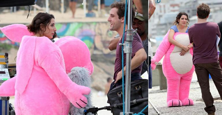 Clarice Falcão roda filme vestida de coelho rosa