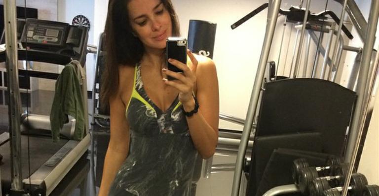 Vera Viel posa com look justíssimo na academia: “Me preparando para os 39”