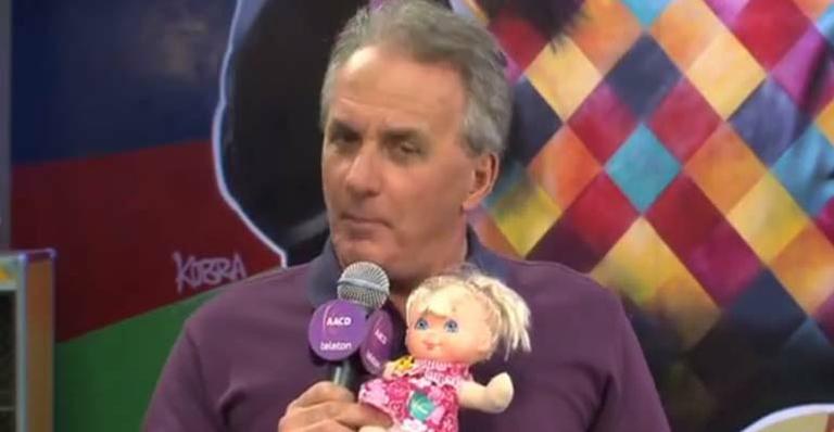 Apresentador Otávio Mesquita aparece em vídeo falando sobre o aplicativo do Teleton