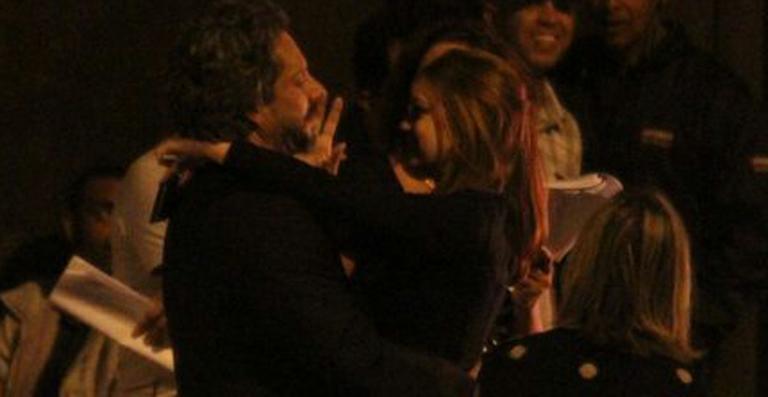 Marina Ruy Barbosa e Alexandre Nero trocam beijos em gravação de Império