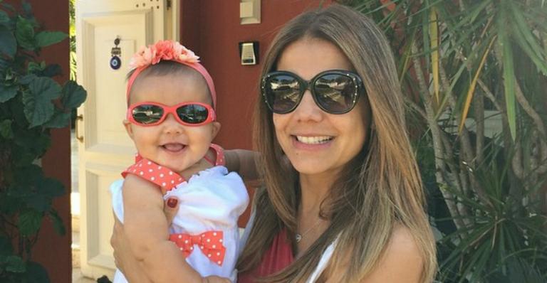Que fofa! Bruna, filha de 7 meses de Nívea Stelmann, faz aula de natação