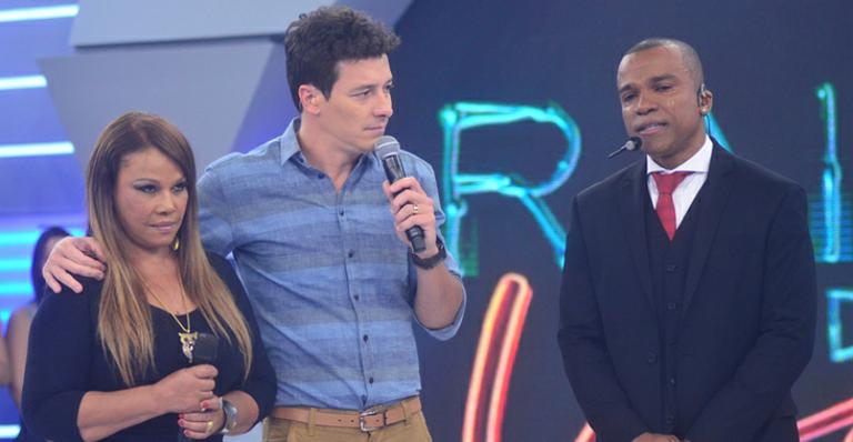 Alexandre Pires chora com depoimento da mãe em programa de TV