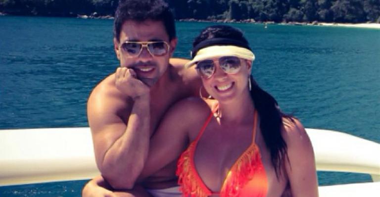 De biquíni, Graciele Lacerda curte passeio de iate com Zezé di Camargo