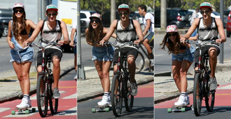 Bruna Marquezine anda de skate com amigos na orla de praia no Rio