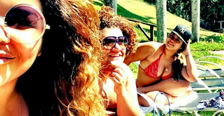 De biquíni, Preta Gil curte dia de folga em SPA ao lado de amigos